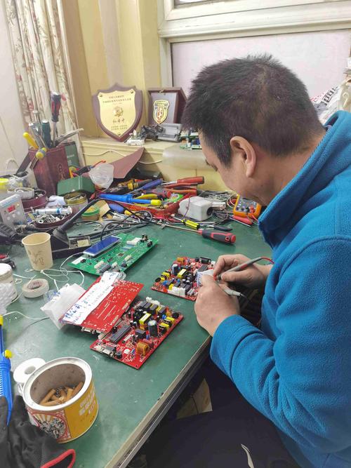 線路板維修人員，用匠心與技藝救人于水火之中